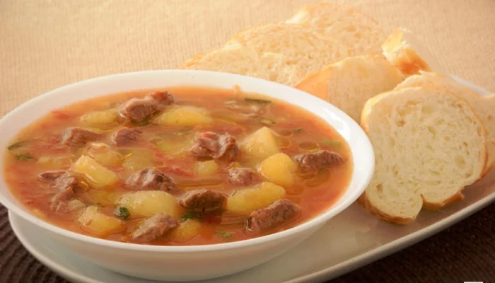 sopa de mandioca com carne cremosa