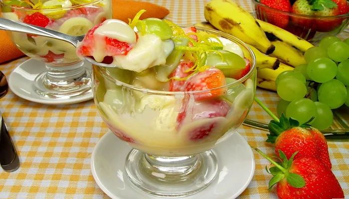 frutas com calda morna de leite condensado