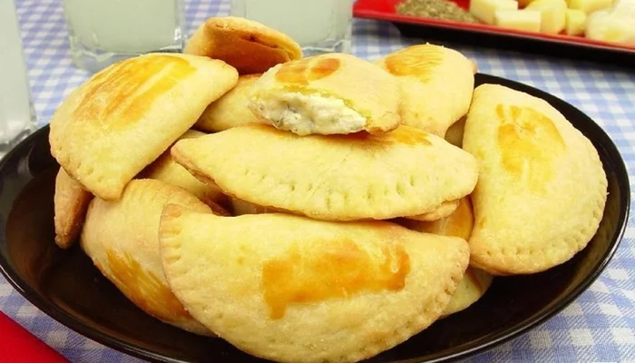 pastelzinho assado com 3 queijos