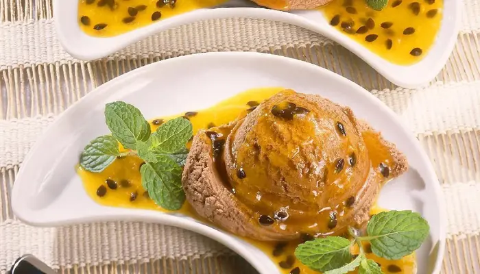 sorvete de chocolate com calda de maracujá