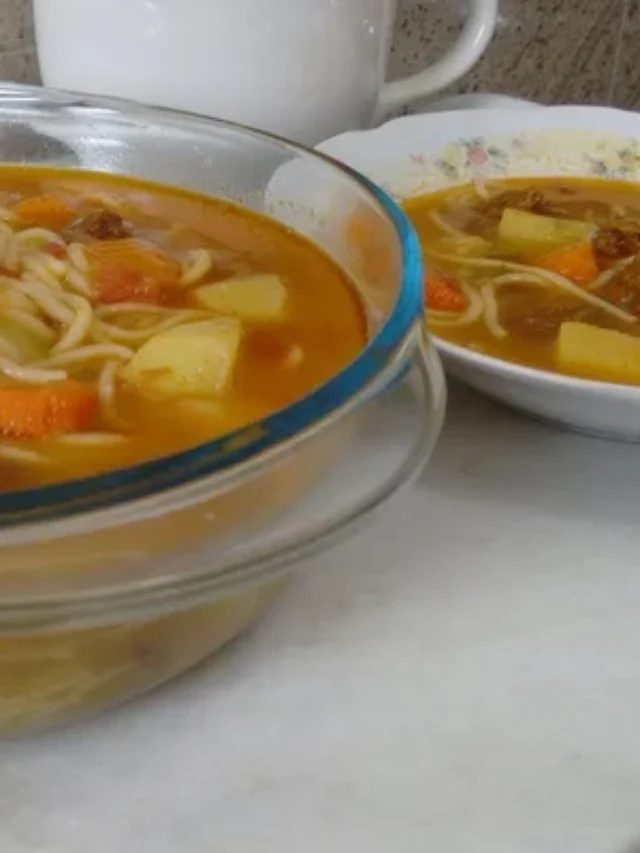 sopa de macarrão com batata e cenoura