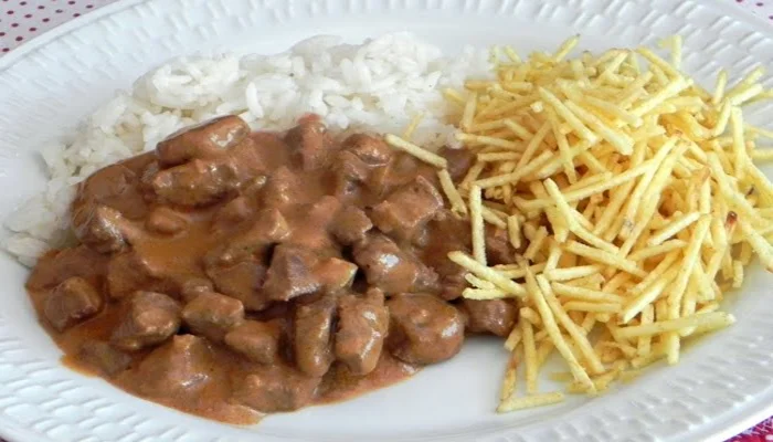 estrogonofe de carne tradicional