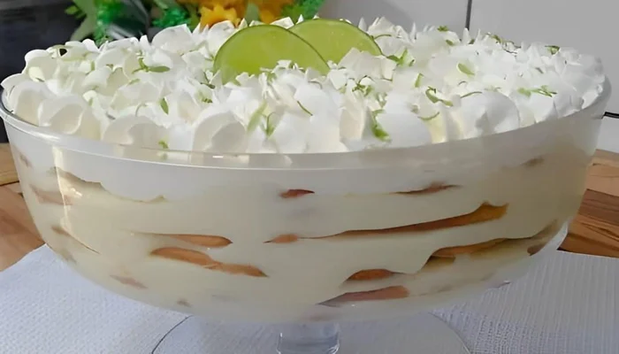 pavê de limão com bolacha maisena na travessa