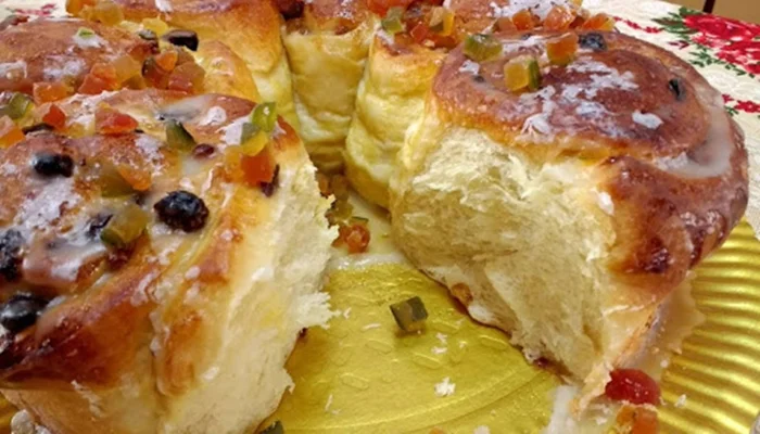 rosca natalina com frutas cristalizadas e gotas de chocolate