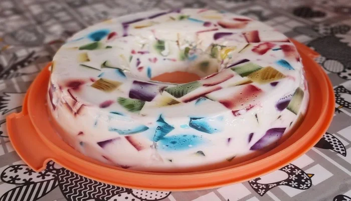 gelatina colorida com creme de leite