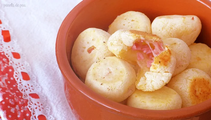 receita de pão de queijo recheado com presunto e mussarela
