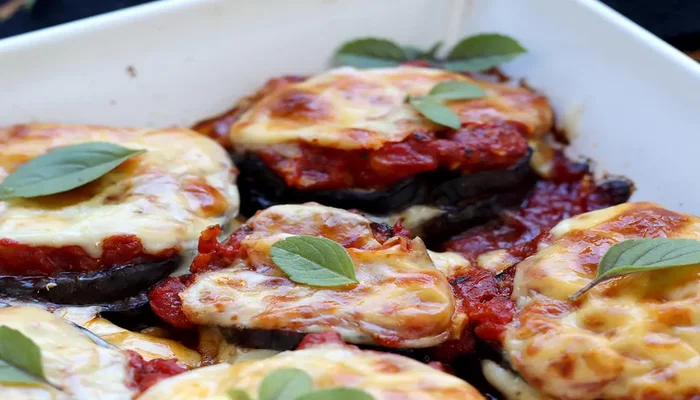 receita de berinjela assada no forno com tomate mussarela e manjericão