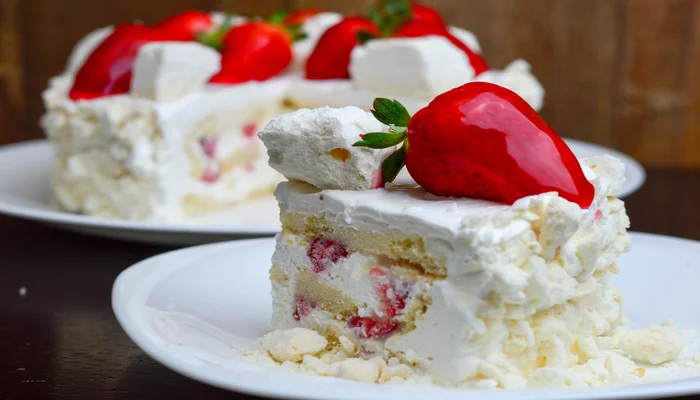 Bolo de merengue com morango