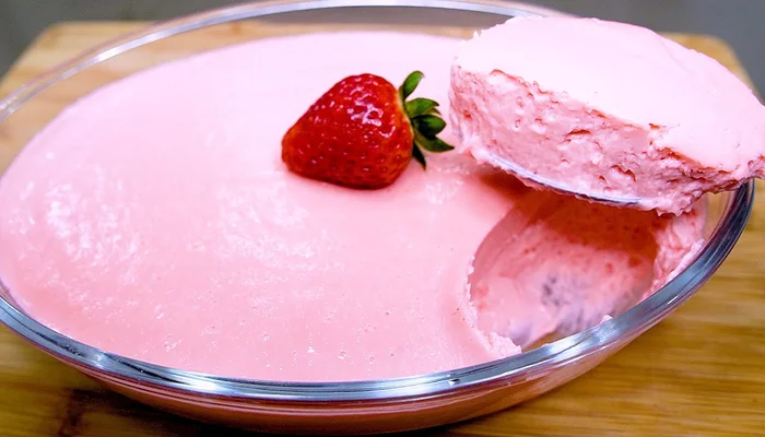 mousse de morango cremoso e fácil