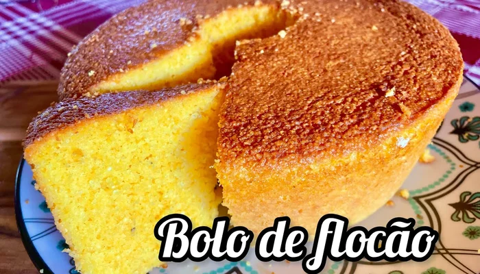 bolo de flocão de milho fofinho e úmido