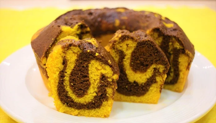 bolo de cenoura mesclado com chocolate