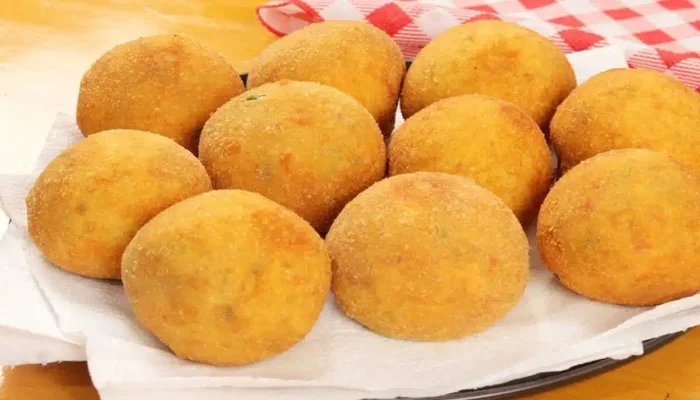 salgado de arroz amanhecido com queijo derretido